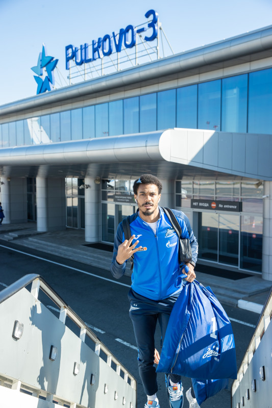 Команда «Зенит» перед вылетом на матч с «Динамо»