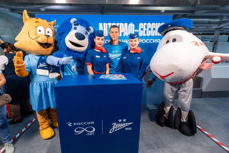 Автограф-сессия Михаила Кержакова, приуроченная к празднованию 90-летия авиакомпании «Россия»