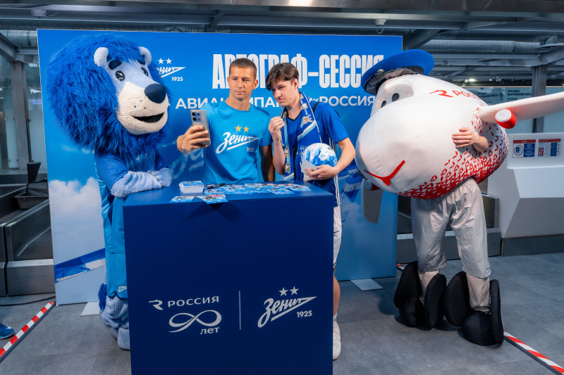 Автограф-сессия Михаила Кержакова, приуроченная к празднованию 90-летия авиакомпании «Россия»