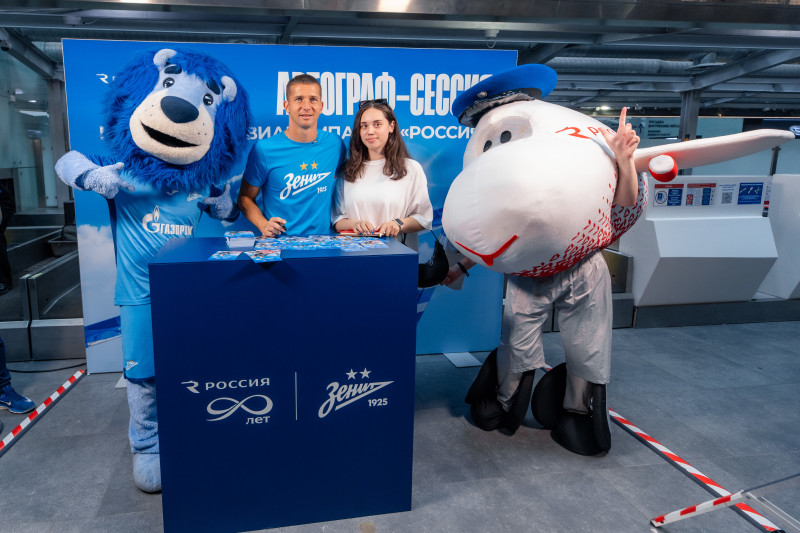 Автограф-сессия Михаила Кержакова, приуроченная к празднованию 90-летия авиакомпании «Россия»