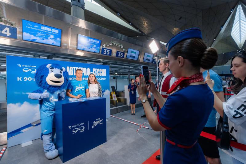 Автограф-сессия Михаила Кержакова, приуроченная к празднованию 90-летия авиакомпании «Россия»