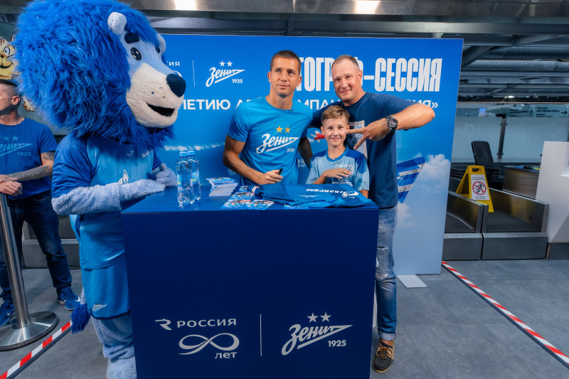Автограф-сессия Михаила Кержакова, приуроченная к празднованию 90-летия авиакомпании «Россия»