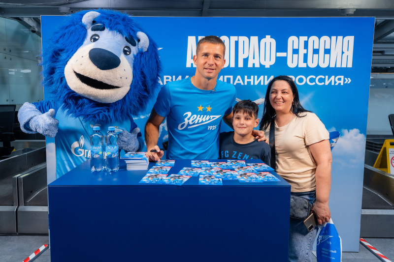 Автограф-сессия Михаила Кержакова, приуроченная к празднованию 90-летия авиакомпании «Россия»