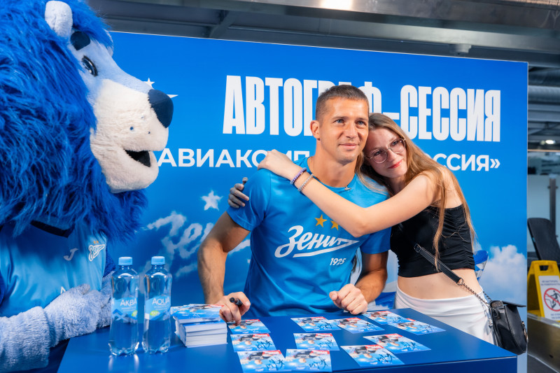 Автограф-сессия Михаила Кержакова, приуроченная к празднованию 90-летия авиакомпании «Россия»