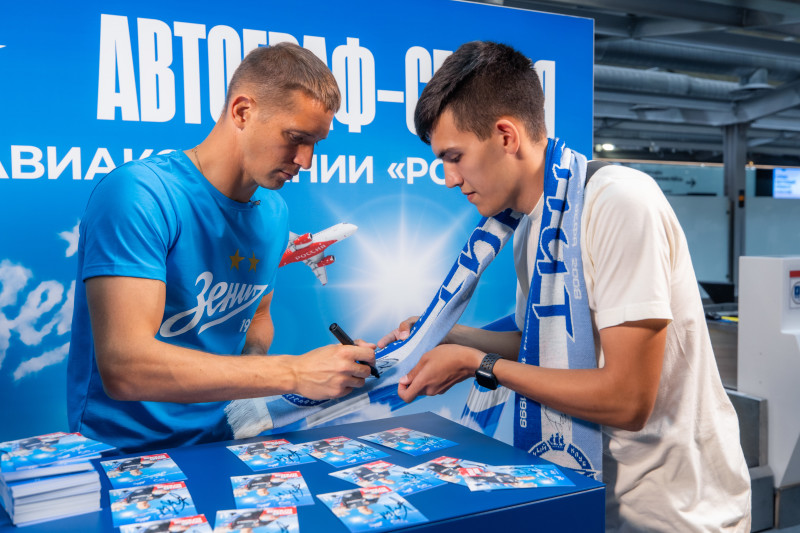 Автограф-сессия Михаила Кержакова, приуроченная к празднованию 90-летия авиакомпании «Россия»