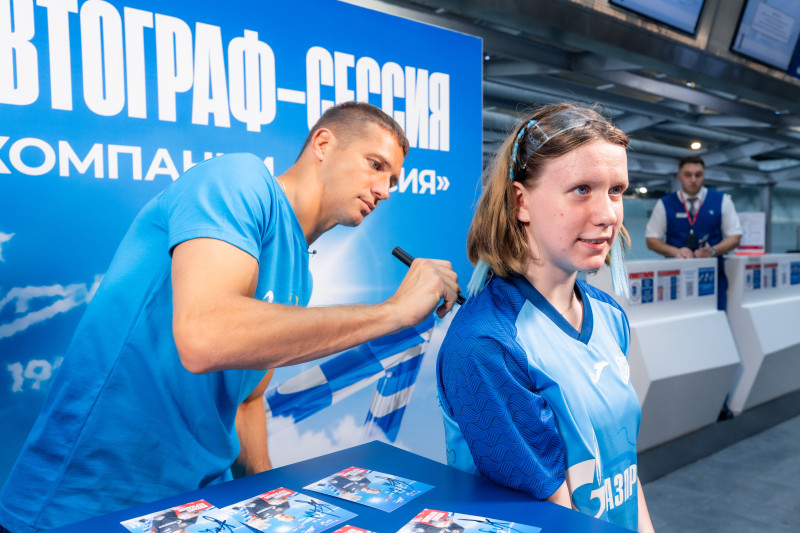 Автограф-сессия Михаила Кержакова, приуроченная к празднованию 90-летия авиакомпании «Россия»