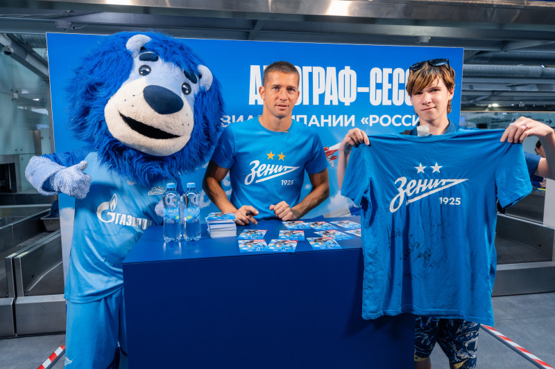Автограф-сессия Михаила Кержакова, приуроченная к празднованию 90-летия авиакомпании «Россия»