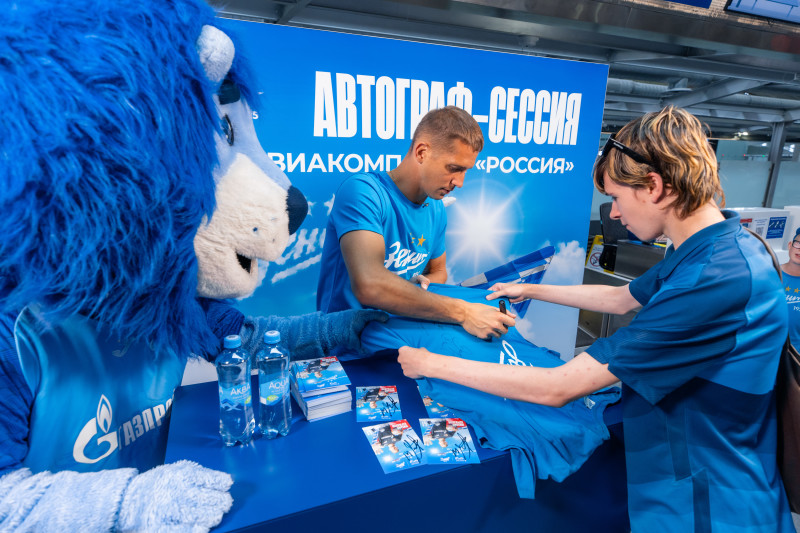 Автограф-сессия Михаила Кержакова, приуроченная к празднованию 90-летия авиакомпании «Россия»