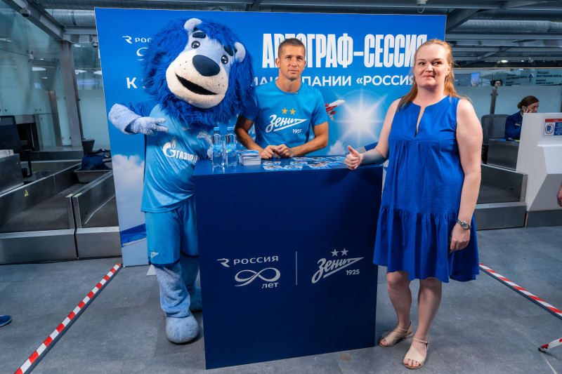 Автограф-сессия Михаила Кержакова, приуроченная к празднованию 90-летия авиакомпании «Россия»