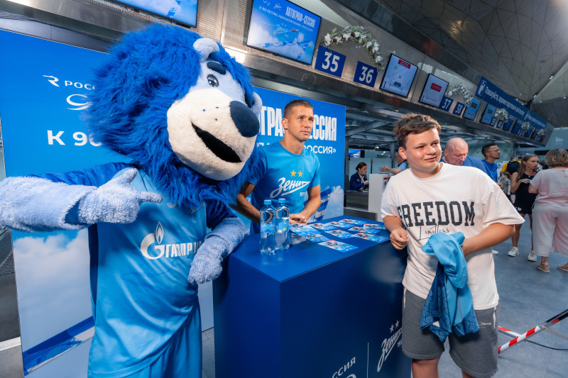 Автограф-сессия Михаила Кержакова, приуроченная к празднованию 90-летия авиакомпании «Россия»