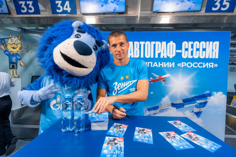 Автограф-сессия Михаила Кержакова, приуроченная к празднованию 90-летия авиакомпании «Россия»