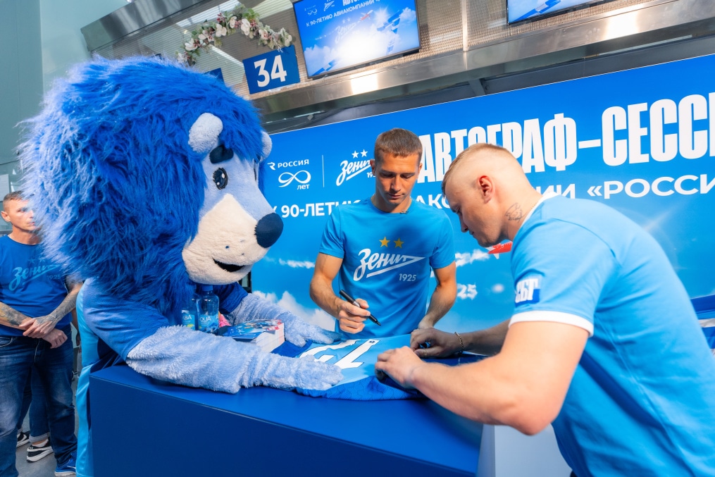 Автограф-сессия Михаила Кержакова, приуроченная к празднованию 90-летия авиакомпании «Россия»