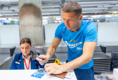 Автограф-сессия Михаила Кержакова, приуроченная к празднованию 90-летия авиакомпании «Россия»