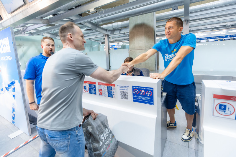 Автограф-сессия Михаила Кержакова, приуроченная к празднованию 90-летия авиакомпании «Россия»