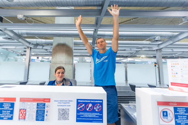 Автограф-сессия Михаила Кержакова, приуроченная к празднованию 90-летия авиакомпании «Россия»