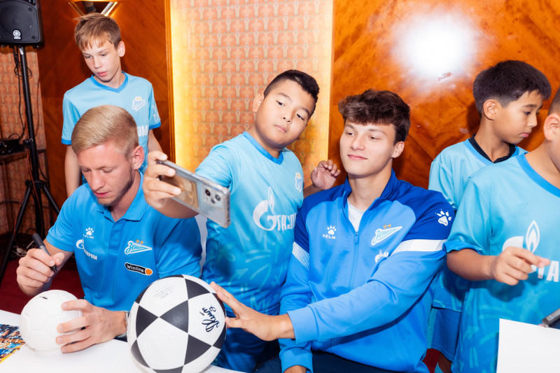 Автограф-сессия для воспитанников школы «Зенит-Чемпионика» в Алма-Ате