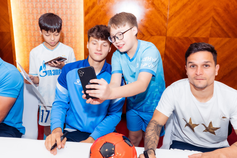 Автограф-сессия для воспитанников школы «Зенит-Чемпионика» в Алма-Ате
