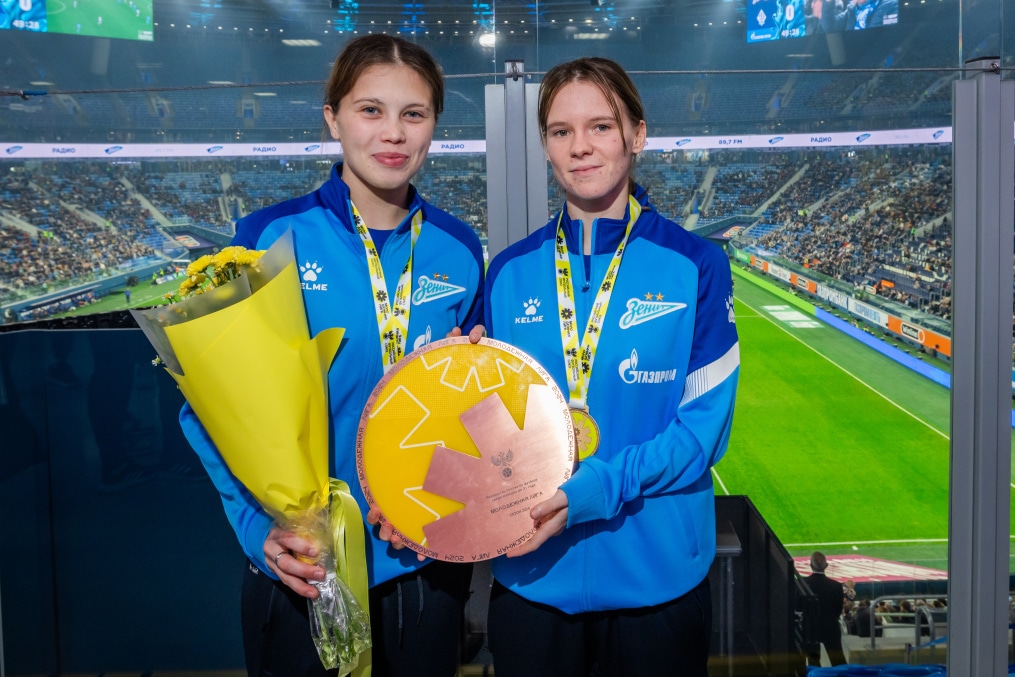 Награждение женской молодежной команды «Зенит» бронзовыми медалями