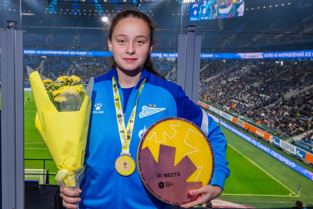 Награждение женской молодежной команды «Зенит» бронзовыми медалями