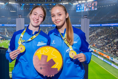 Награждение женской молодежной команды «Зенит» бронзовыми медалями
