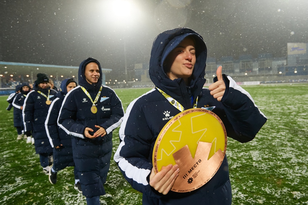 Чествование женской молодежной команды в перерыве матча «Зенит» — «Рязань-ВДВ»