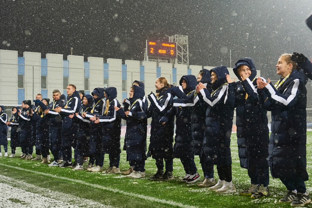 Чествование женской молодежной команды в перерыве матча «Зенит» — «Рязань-ВДВ»