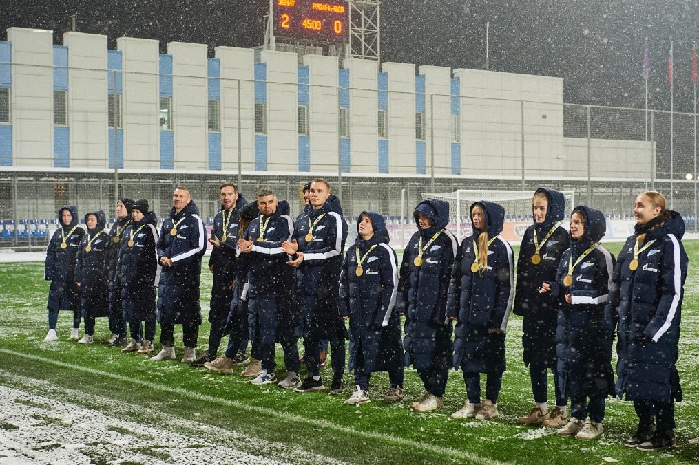Чествование женской молодежной команды в перерыве матча «Зенит» — «Рязань-ВДВ»