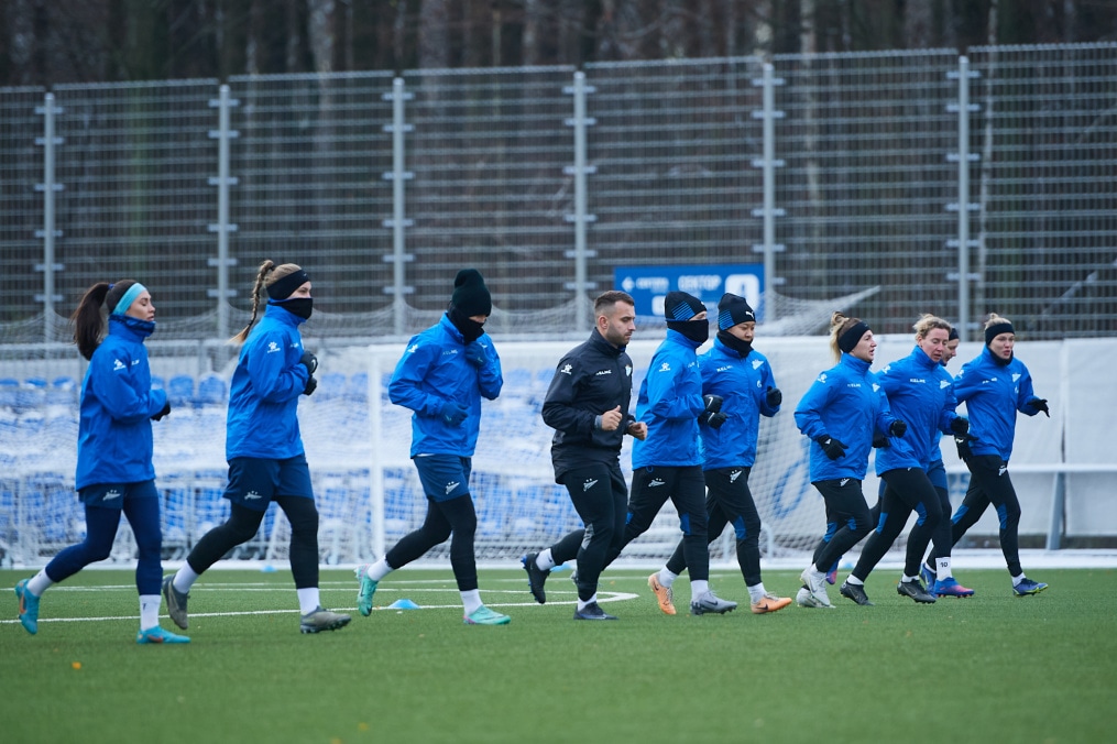 Тренировка женской команды перед матчем со «Звездой-2005»