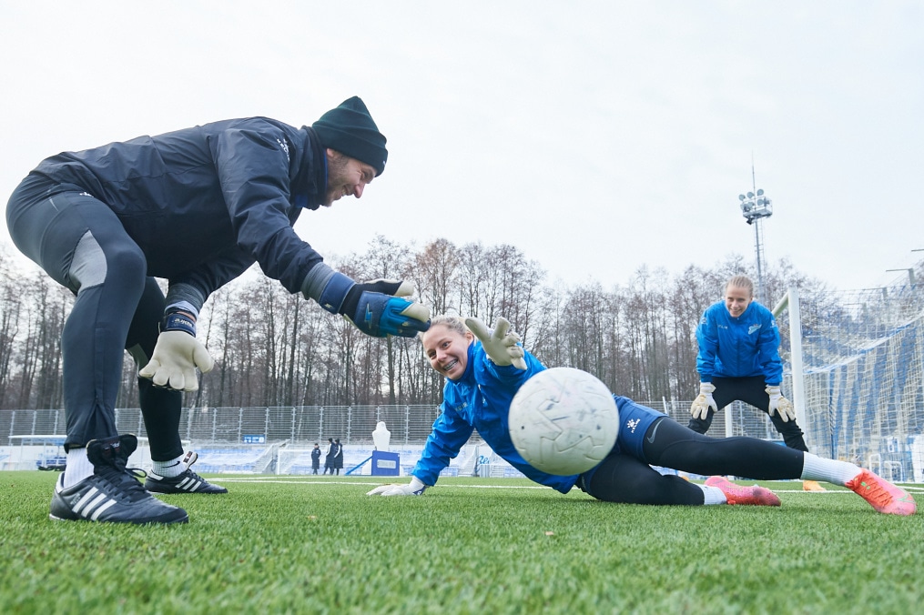 Тренировка женской команды перед матчем со «Звездой-2005»
