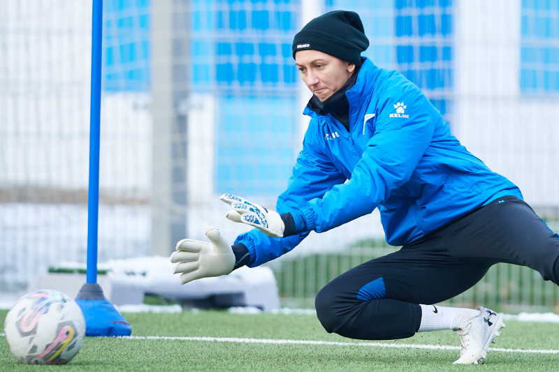 Тренировка женской команды перед матчем со «Звездой-2005»