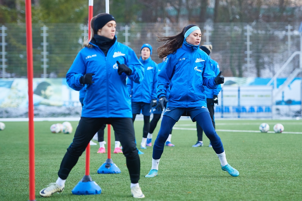 Тренировка женской команды перед матчем со «Звездой-2005»