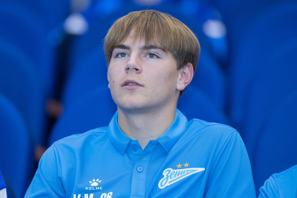 Представители  ФГБУ «НМИЦ им. В.А. Алмазова» проводят лекцию для игроков Академии.