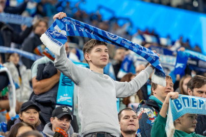 #Все в наших цветах: болельщики на матче «Зенит»—«Крылья Советов»