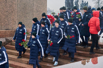 Возложение цветов к Монументу героическим защитникам Ленинграда
