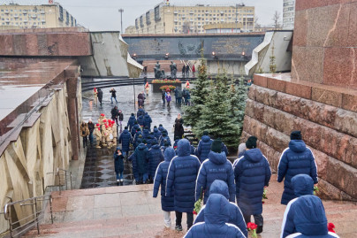 Возложение цветов к Монументу героическим защитникам Ленинграда
