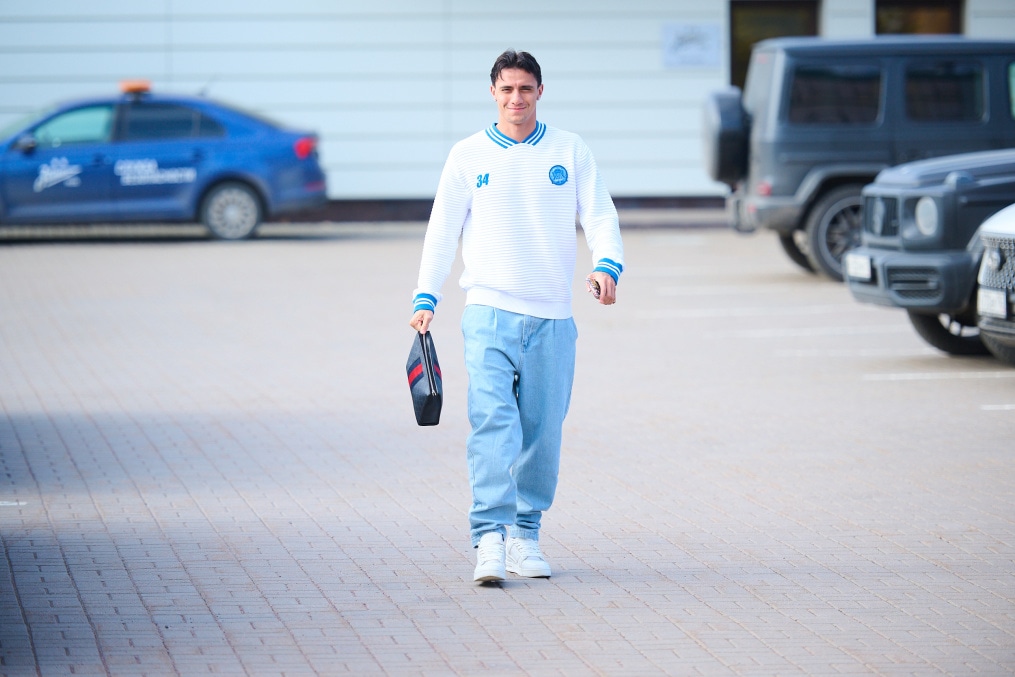 Приезд игроков на тренировку перед матчем с «Рубином»