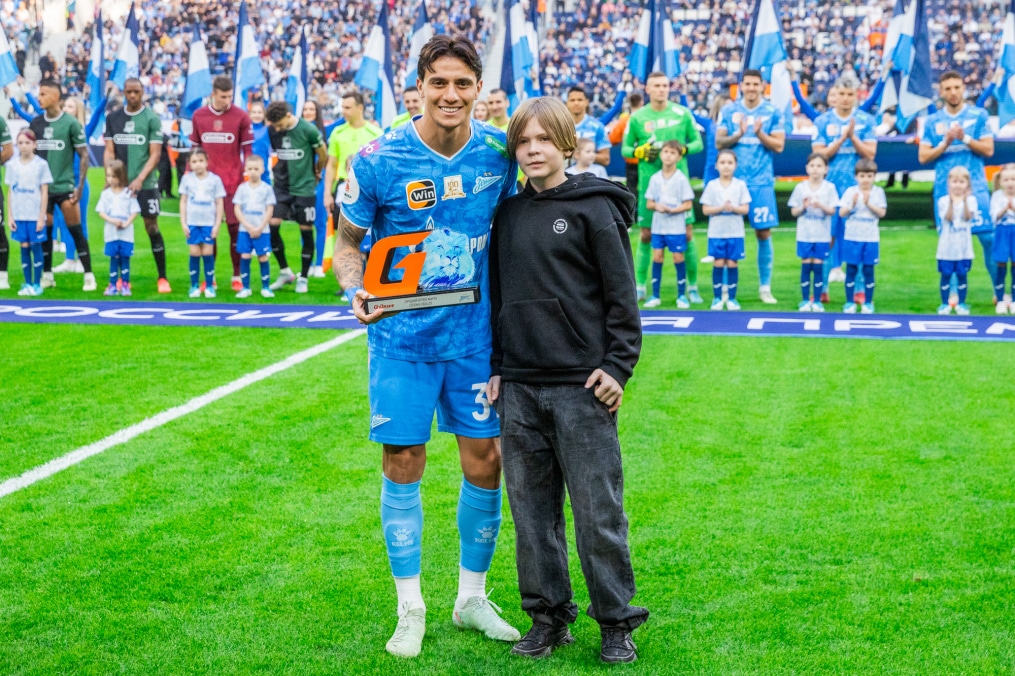 Награждение Густаво Мантуана призом «G-Drive. Лучший игрок» марта