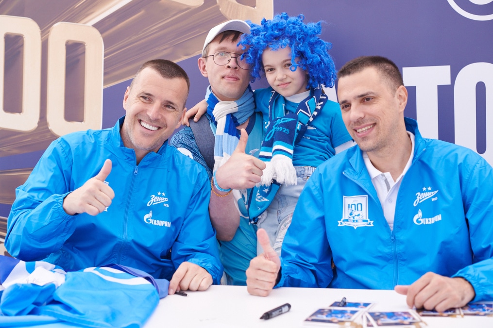 Автограф-сессии легенд на праздничном фан-променаде