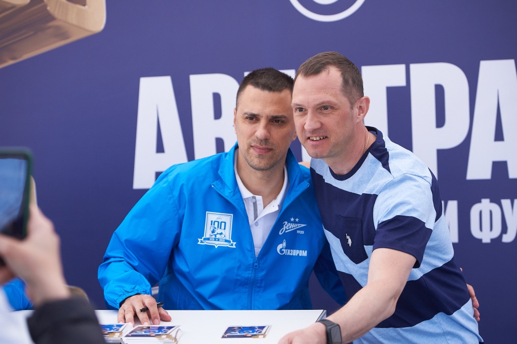 Автограф-сессии легенд на праздничном фан-променаде