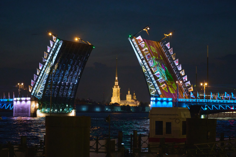 Мультимедийное шоу «Поющие мосты» в честь 100-летия Клуба