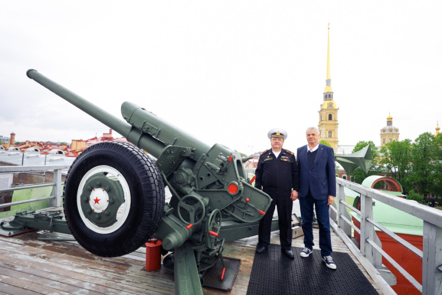 Полуденный выстрел из пушки Петропавловской крепости в честь 100-летия Клуба