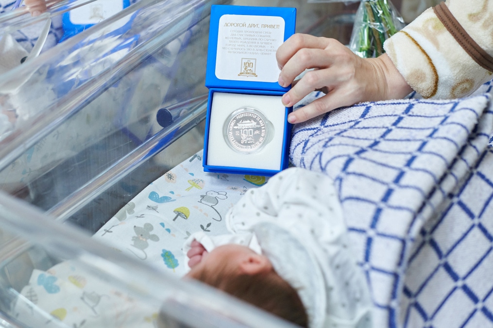 Вручение мамам новорожденных 25 мая 2025 года медали Санкт-Петербургского монетного двора АО «Госзнак» в честь 100-летия ФК «Зенит».