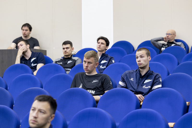 «Переход из юношеского футбола в профессиональный» — конференция в «Газпром»-Академии