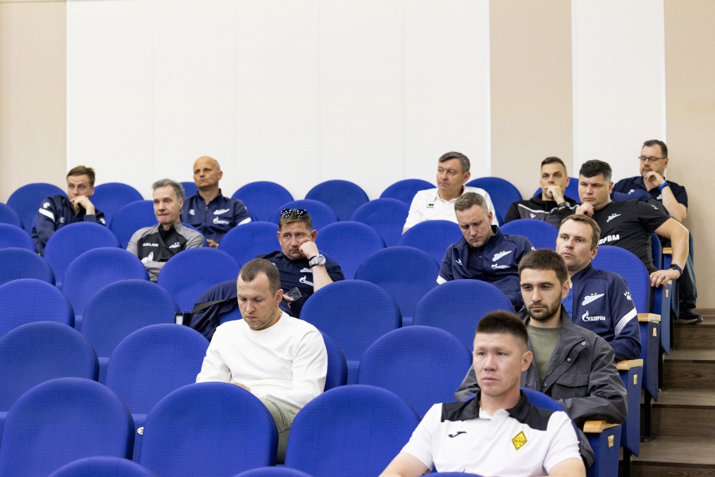«Переход из юношеского футбола в профессиональный» — конференция в «Газпром»-Академии