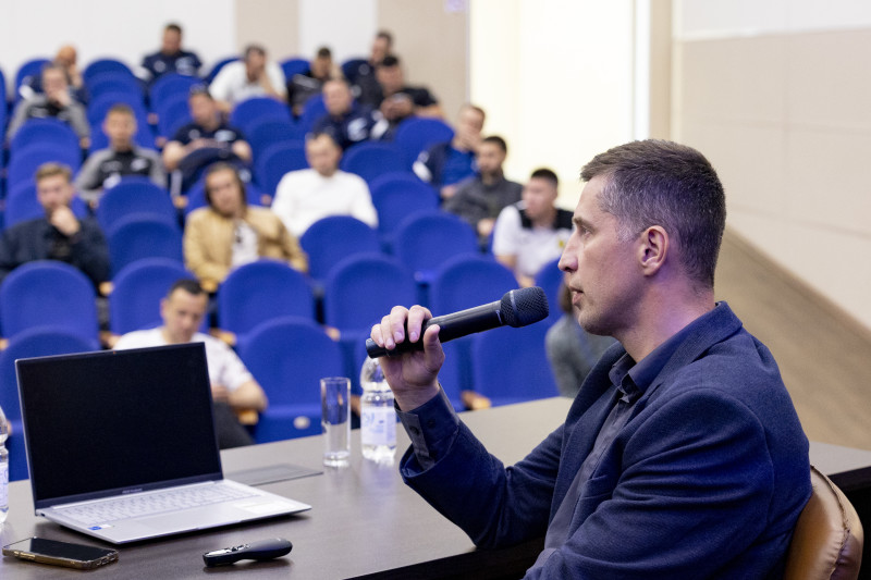 «Переход из юношеского футбола в профессиональный» — конференция в «Газпром»-Академии