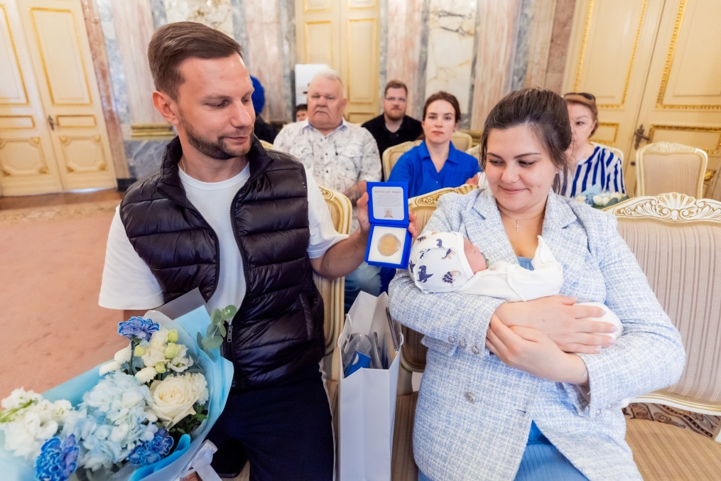 Во дворце «Малютка» вручили медали семьям детей, родившимся в столетие «Зенита»