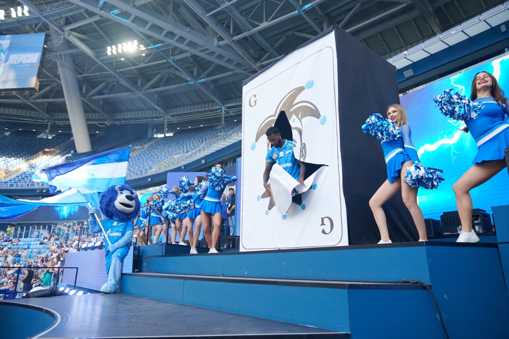 Презентация Жерсона на сцене