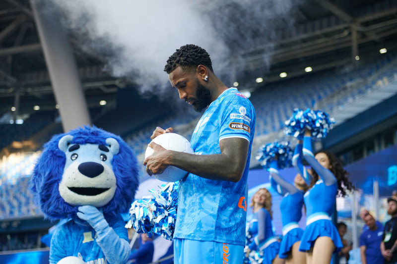 Презентация Жерсона на сцене