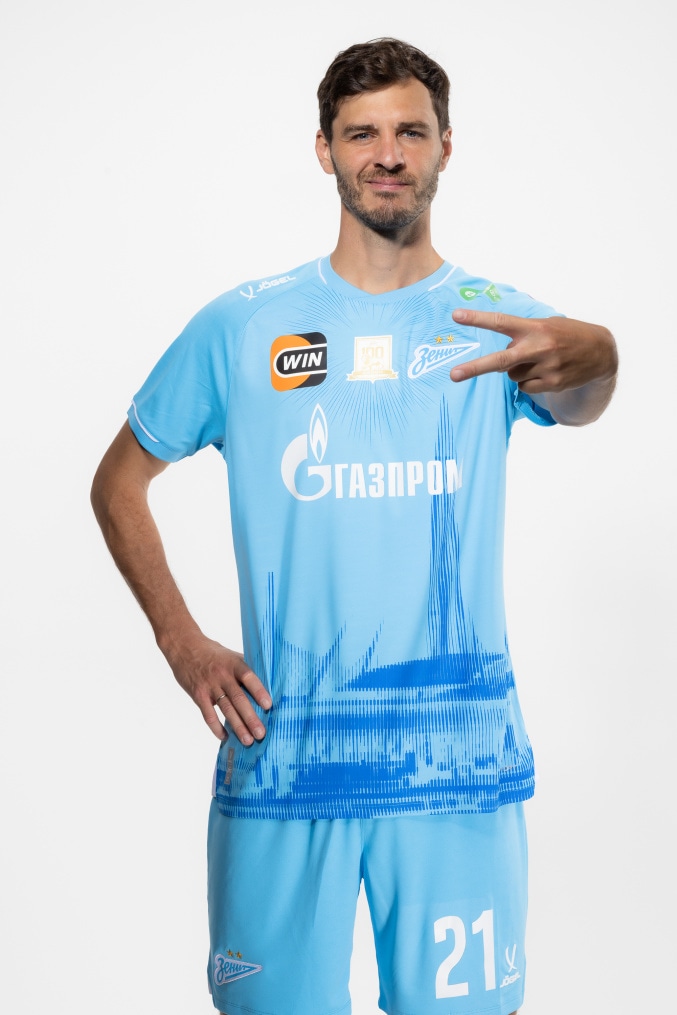 Фотосессия полузащитника ФК «Зенит» Александра Ерохина
