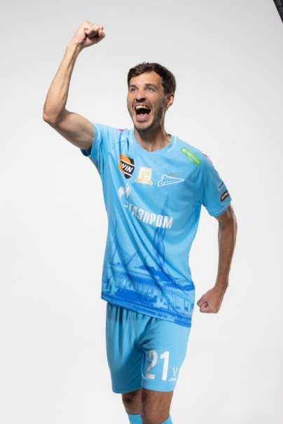 Фотосессия полузащитника ФК «Зенит» Александра Ерохина